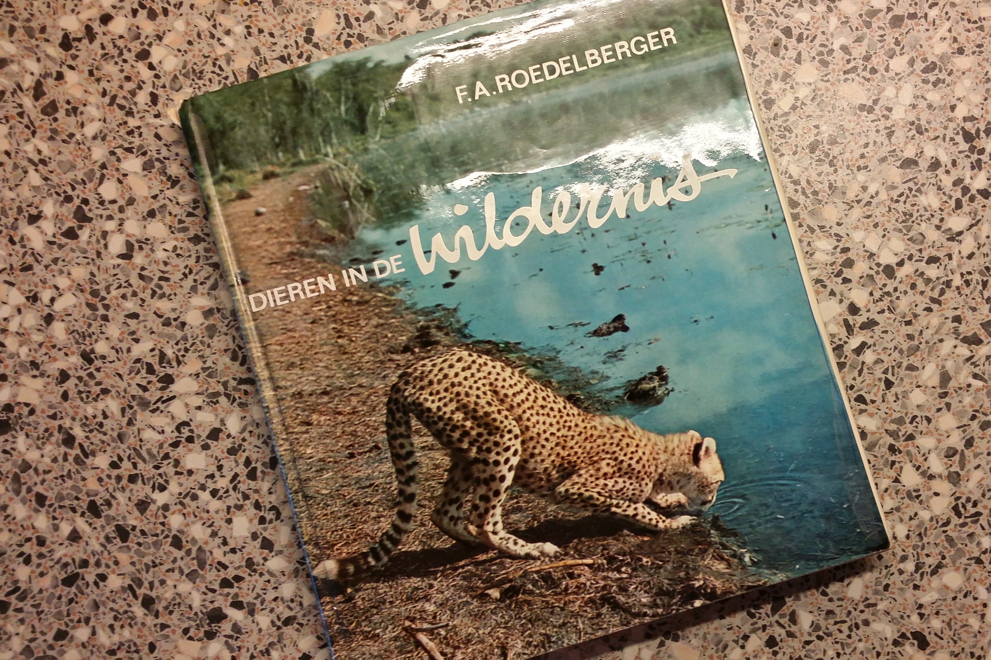 20150827_124536_Richtone(HDR) Dierenencyclopedie gevonden op straat